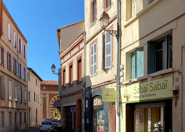 A 150 Pas Du Capitole!